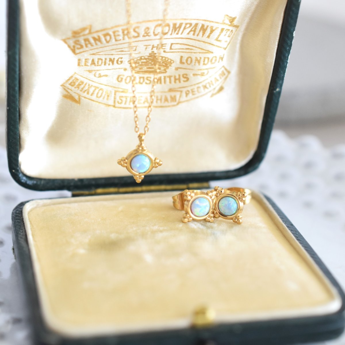 画像7: 【11月下旬発送予定】　揺らめく遊色　ブルーオパール　クラシックフレーム　小さな　サージカルステンレスネックレス  (7)