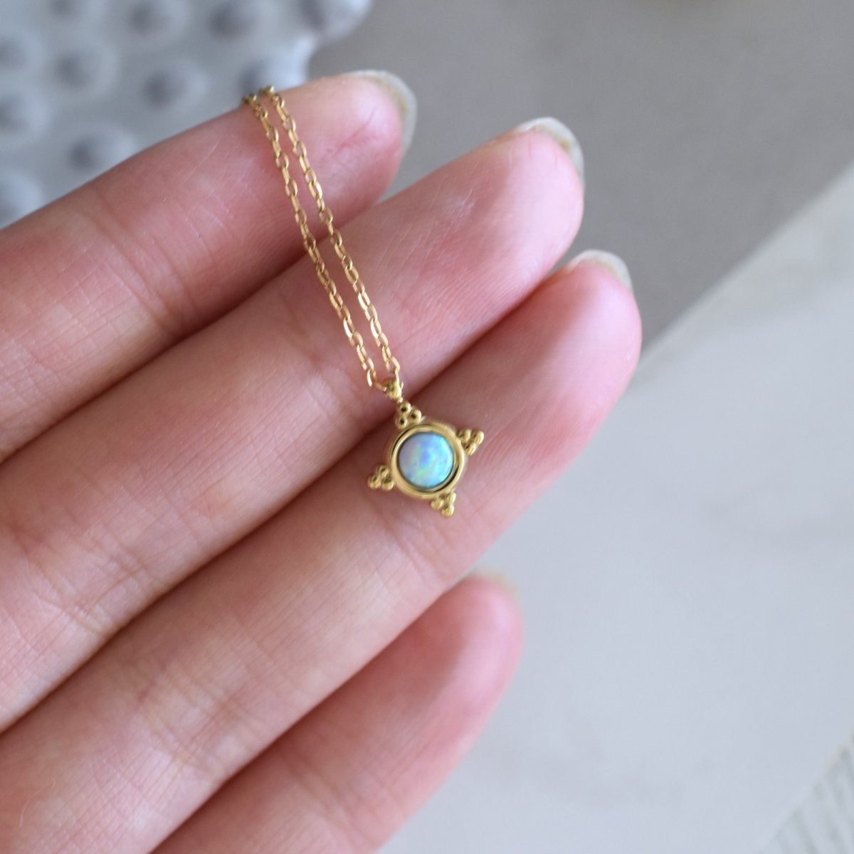 画像6: 【11月下旬発送予定】　揺らめく遊色　ブルーオパール　クラシックフレーム　小さな　サージカルステンレスネックレス  (6)