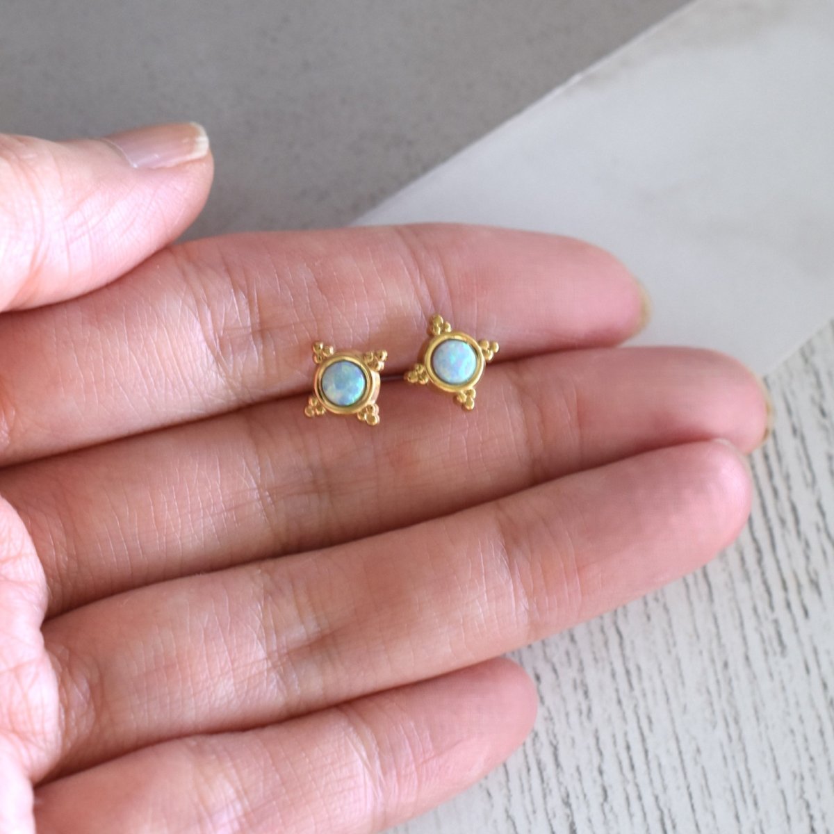 画像6: Creema特集掲載　揺らめく遊色　ブルーオパール　クラシックフレーム　小さな　サージカルステンレスピアス  (6)