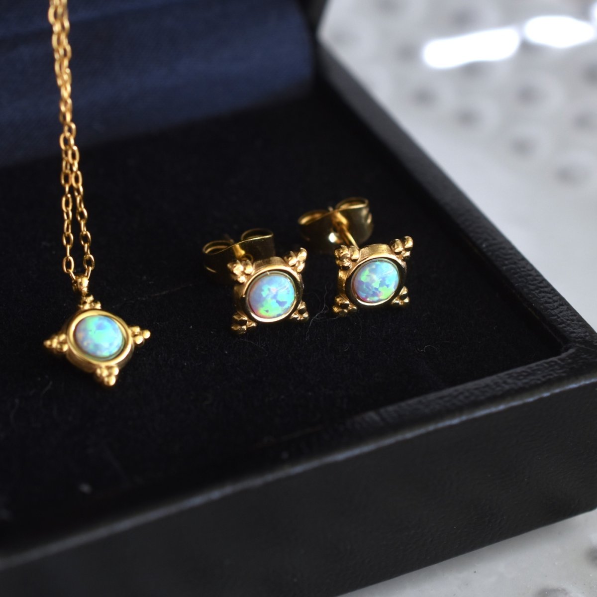 画像7: Creema特集掲載　揺らめく遊色　ブルーオパール　クラシックフレーム　小さな　サージカルステンレスピアス  (7)