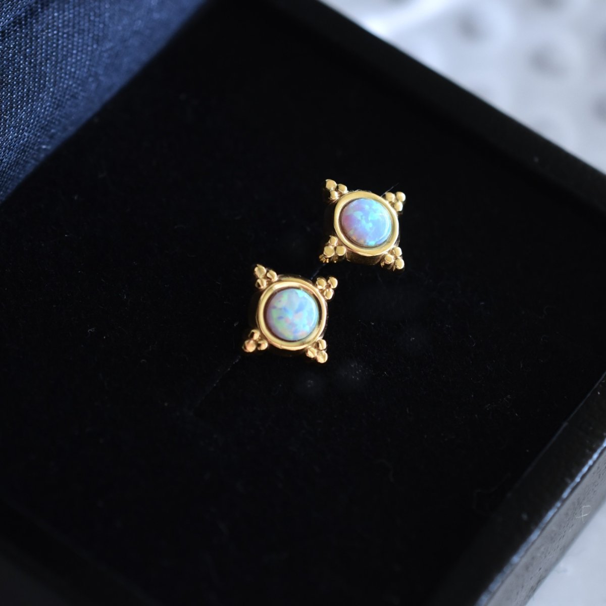 画像4: Creema特集掲載　揺らめく遊色　ブルーオパール　クラシックフレーム　小さな　サージカルステンレスピアス  (4)