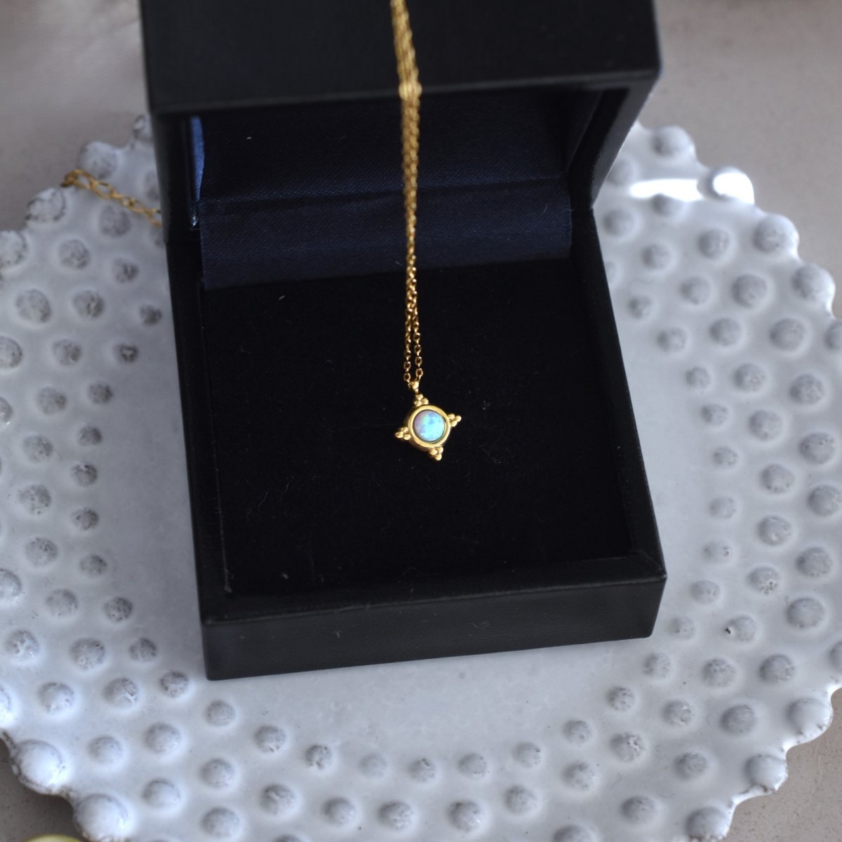 画像5: 【11月下旬発送予定】　揺らめく遊色　ブルーオパール　クラシックフレーム　小さな　サージカルステンレスネックレス  (5)