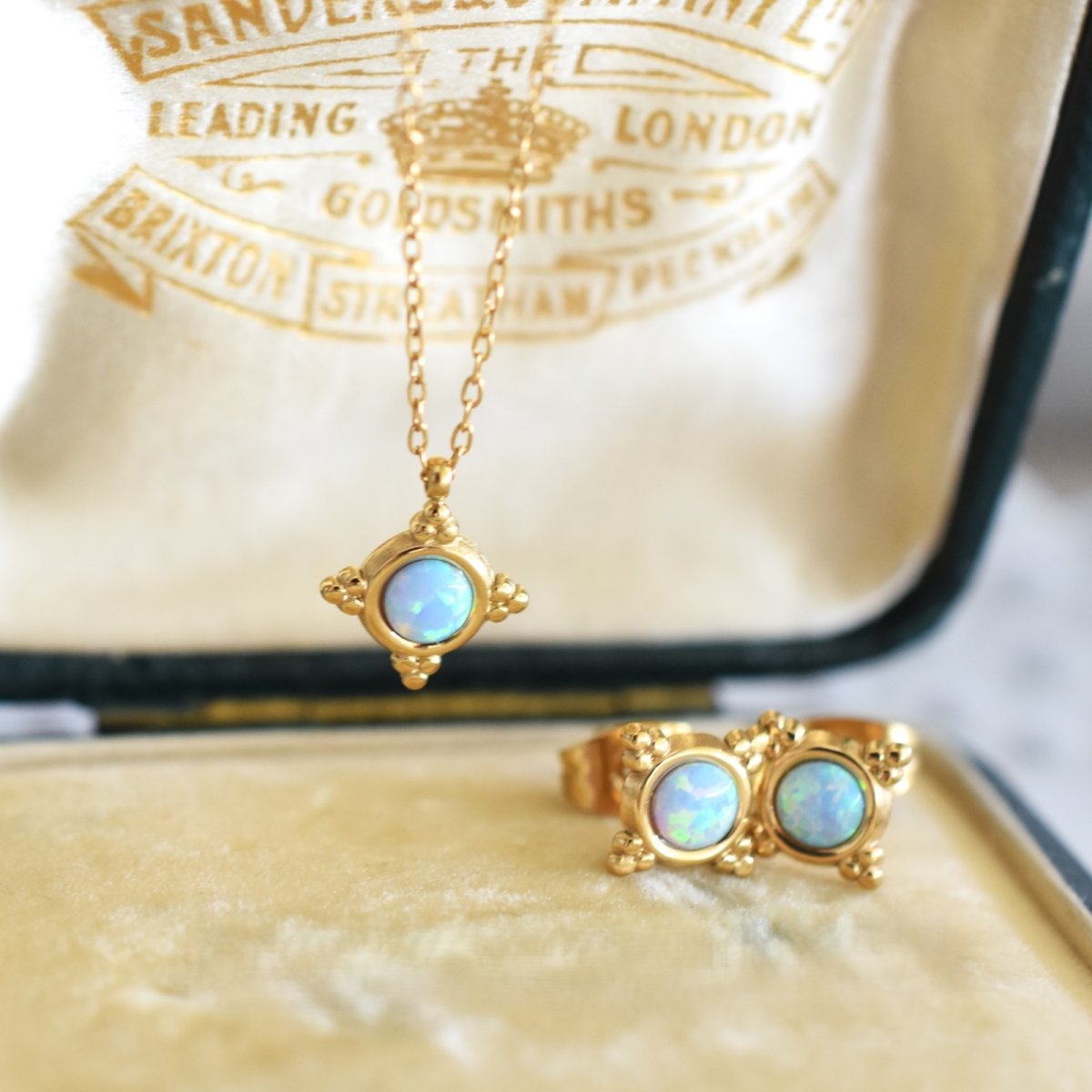 画像2: 【11月下旬発送予定】　揺らめく遊色　ブルーオパール　クラシックフレーム　小さな　サージカルステンレスネックレス  (2)