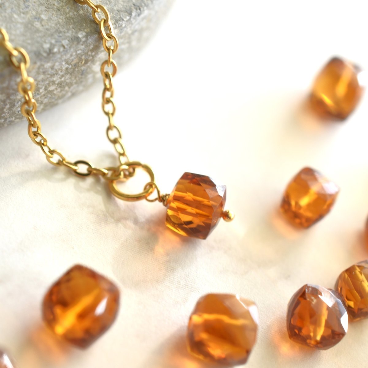 画像8: 再入荷・希少石！　ブラジル産　マデイラシトリン　ミニキューブ　サージカルステンレスネックレス (8)