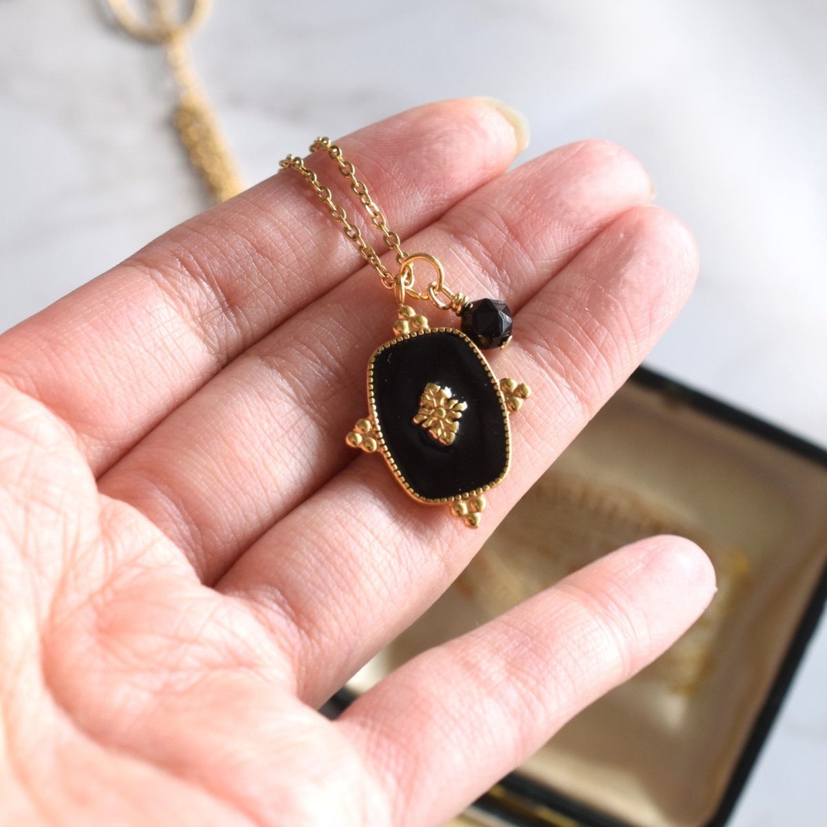 画像13: シルバー追加！【再入荷】人気！　 お守り　モリオン　付き　エンブレムブラックチャーム　　サージカルステンレスネックレス40cm  (13)