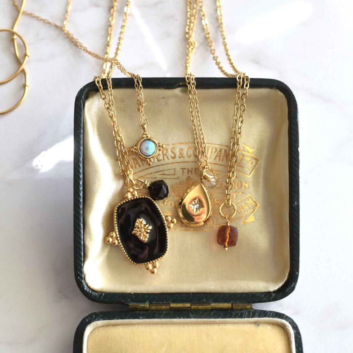 画像16: シルバー追加！【再入荷】人気！　 お守り　モリオン　付き　エンブレムブラックチャーム　　サージカルステンレスネックレス40cm  (16)