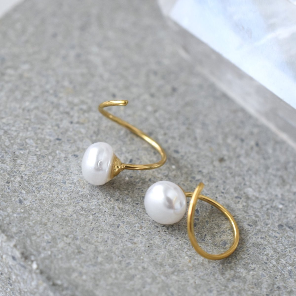 画像2: 春の新作【金属アレルギー対応！・パール】重ね付け風　カールフープピアス　サージカルステンレス  (2)