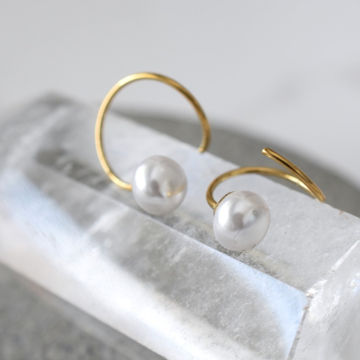 画像3: 春の新作【金属アレルギー対応！・パール】重ね付け風　カールフープピアス　サージカルステンレス  (3)