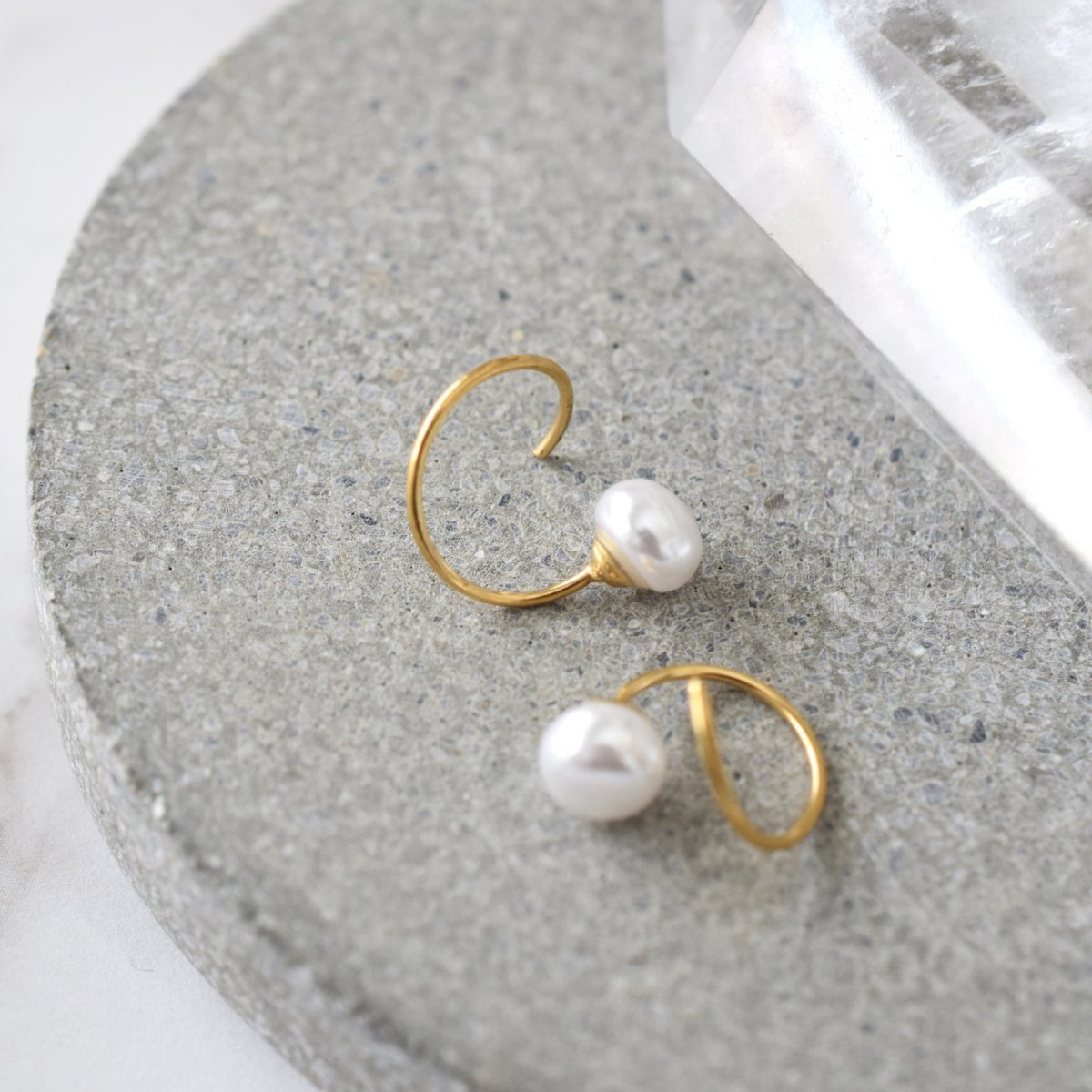 画像4: 春の新作【金属アレルギー対応！・パール】重ね付け風　カールフープピアス　サージカルステンレス  (4)