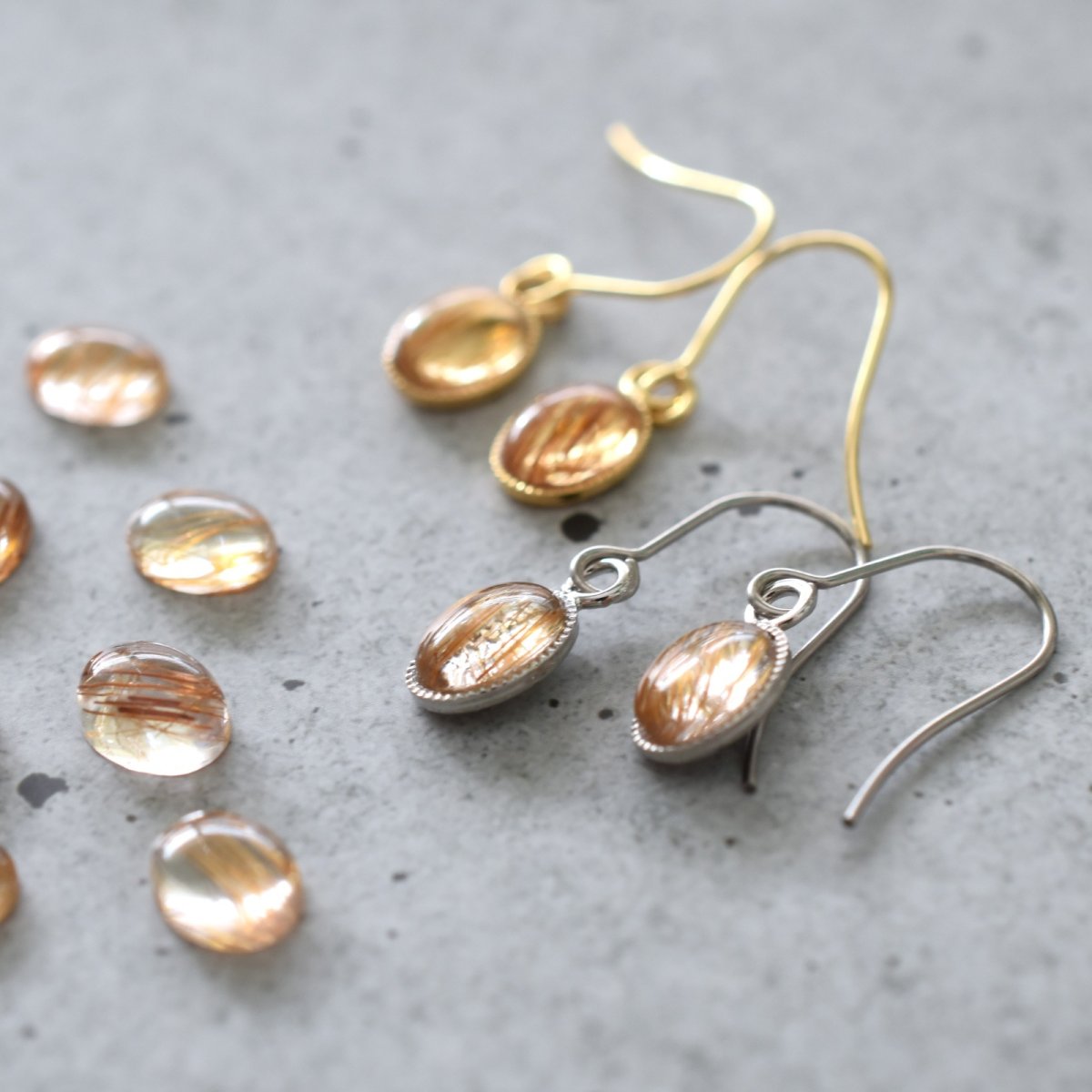 画像7: 春の新作【イヤリング変更可】ゴールドルチルクォーツ ミニカボション サージカルステンレスフックピアス  (7)