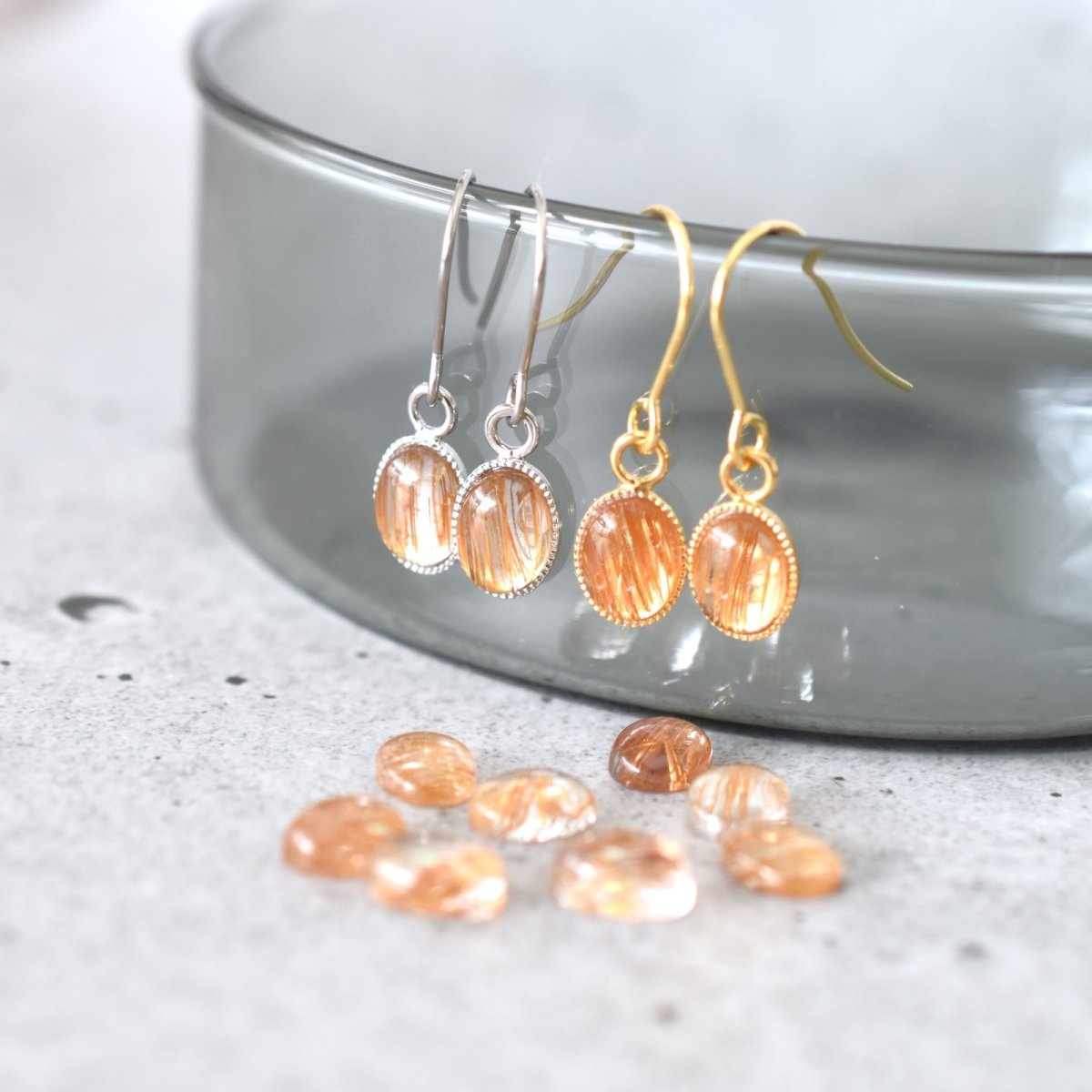 画像9: 春の新作【イヤリング変更可】ゴールドルチルクォーツ ミニカボション サージカルステンレスフックピアス  (9)