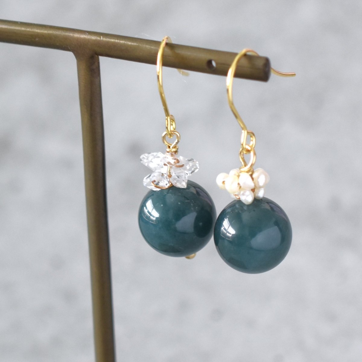 画像2: 春の新作【イヤリングへの変更可】希少！　グアテマラ産　マンサーノ翡翠　サージカルステンレスフックピアス　  (2)