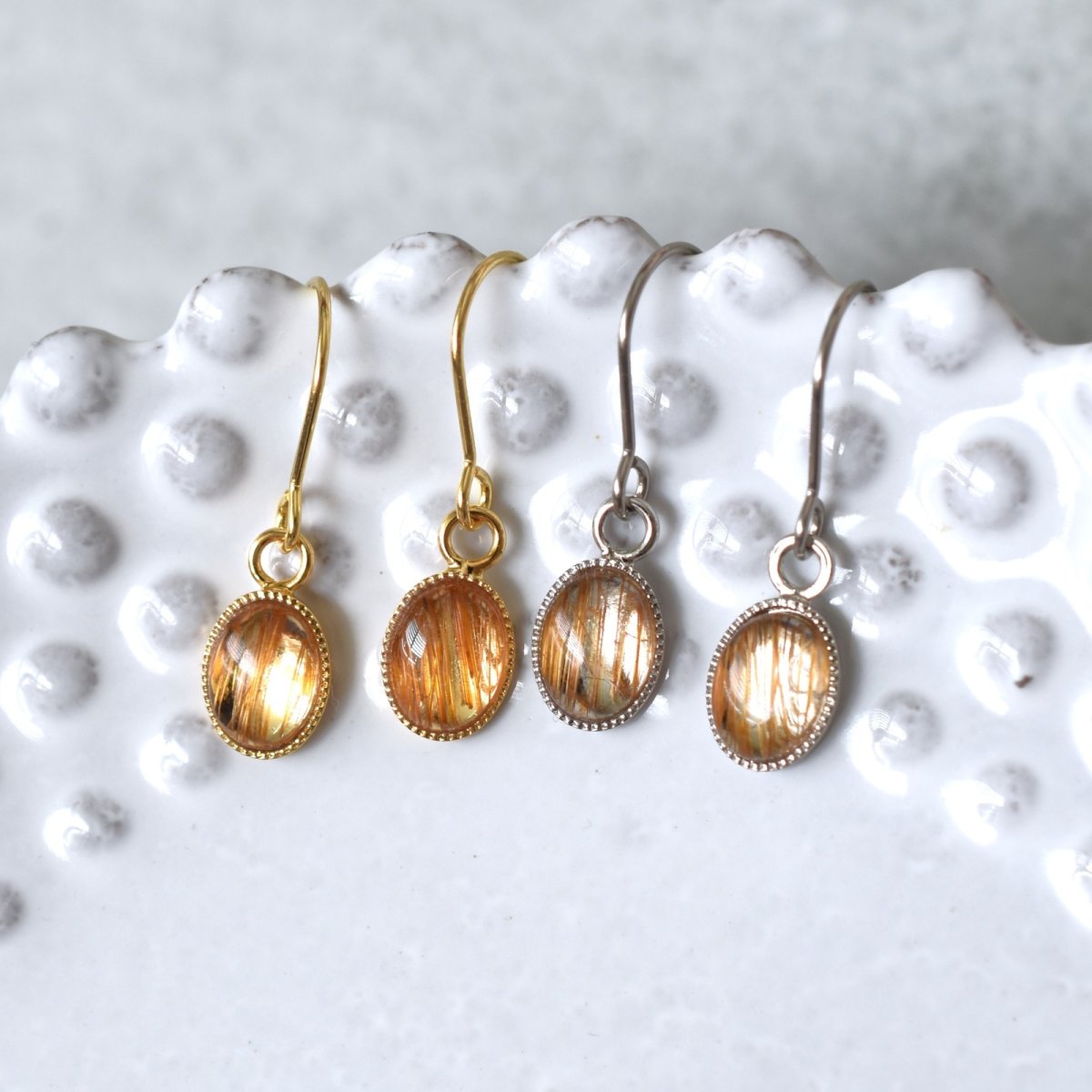 画像8: 春の新作【イヤリング変更可】ゴールドルチルクォーツ ミニカボション サージカルステンレスフックピアス  (8)