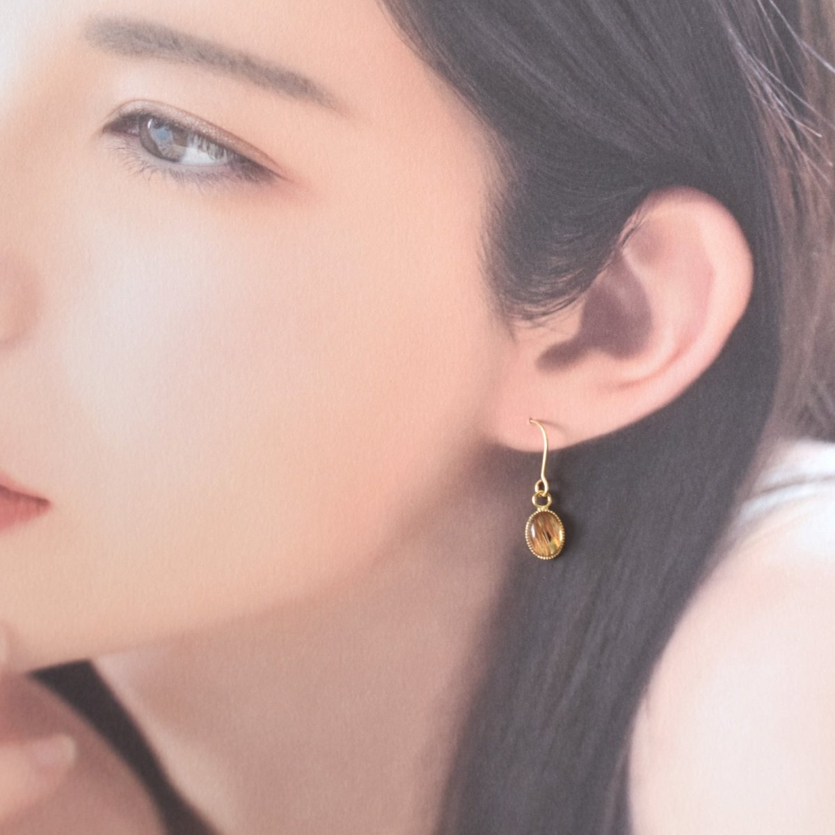 画像14: 春の新作【イヤリング変更可】ゴールドルチルクォーツ ミニカボション サージカルステンレスフックピアス  (14)