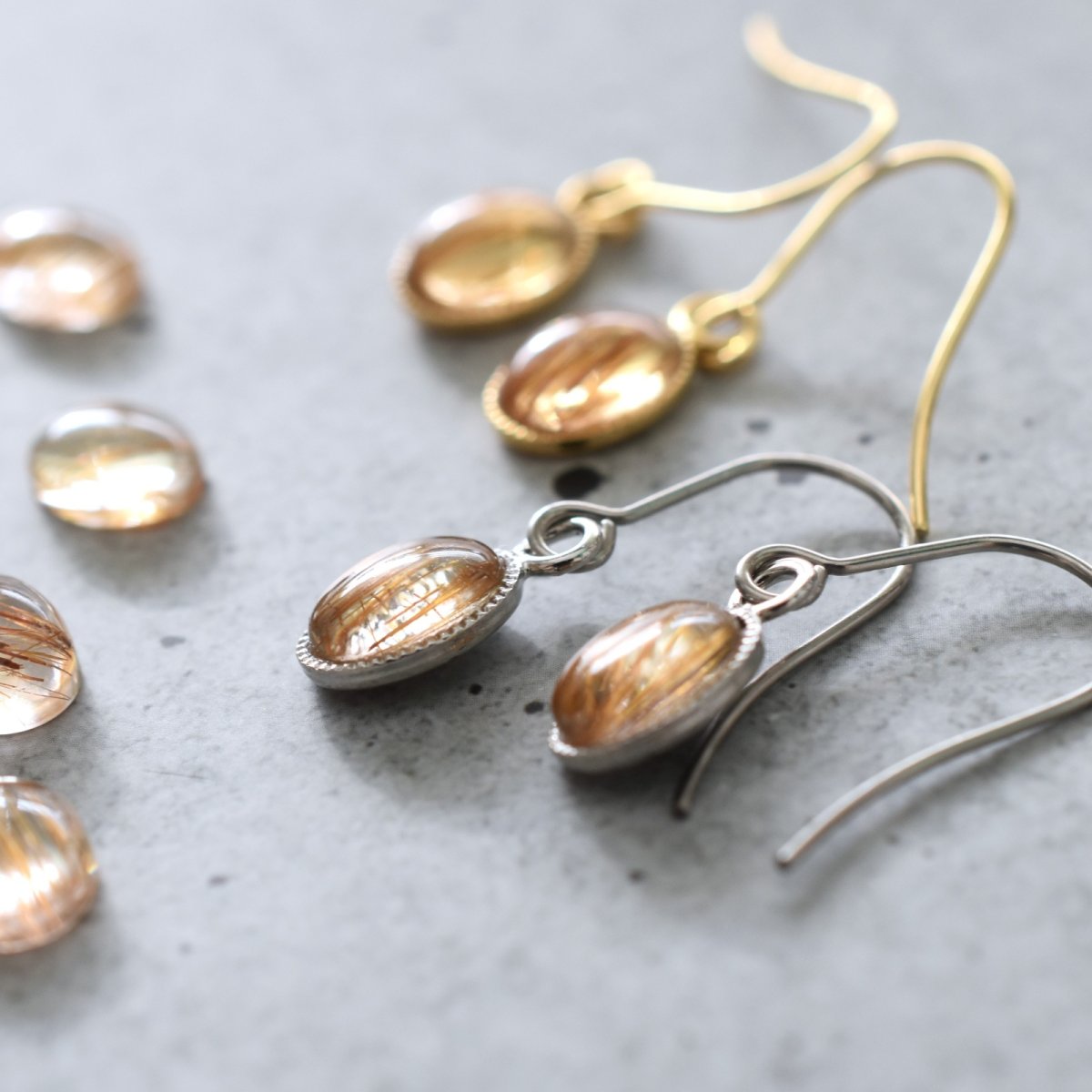 画像6: 春の新作【イヤリング変更可】ゴールドルチルクォーツ ミニカボション サージカルステンレスフックピアス  (6)