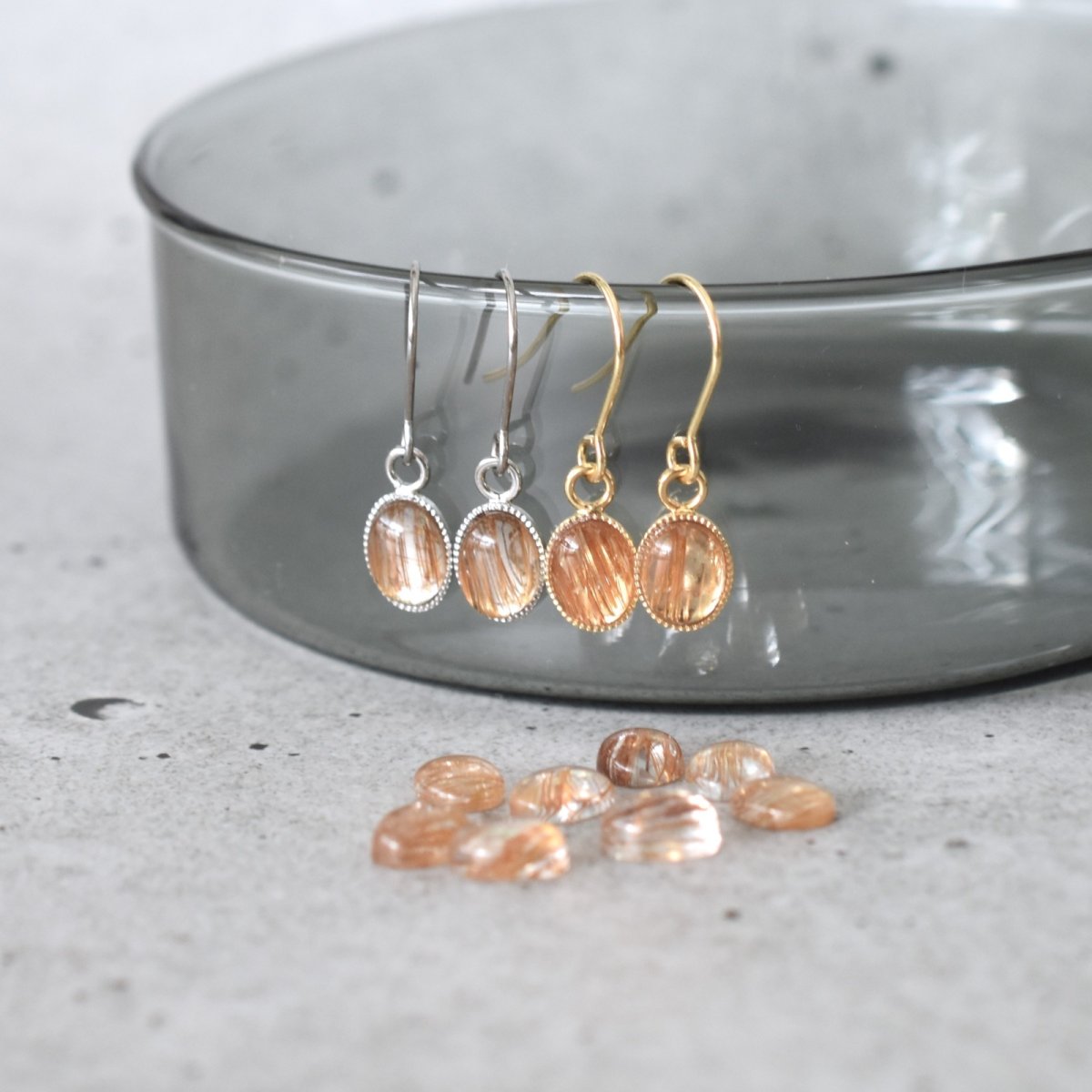 画像10: 春の新作【イヤリング変更可】ゴールドルチルクォーツ ミニカボション サージカルステンレスフックピアス  (10)