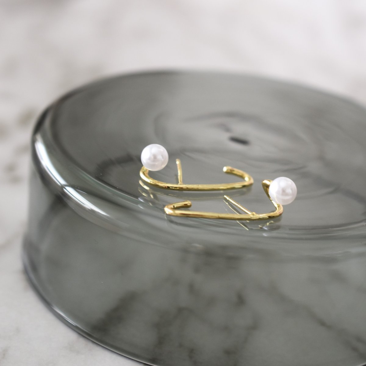 画像3: 春の新作【金属アレルギー対応・限定5】小さな パール カフデザイン SV925スタッドピアス  (3)