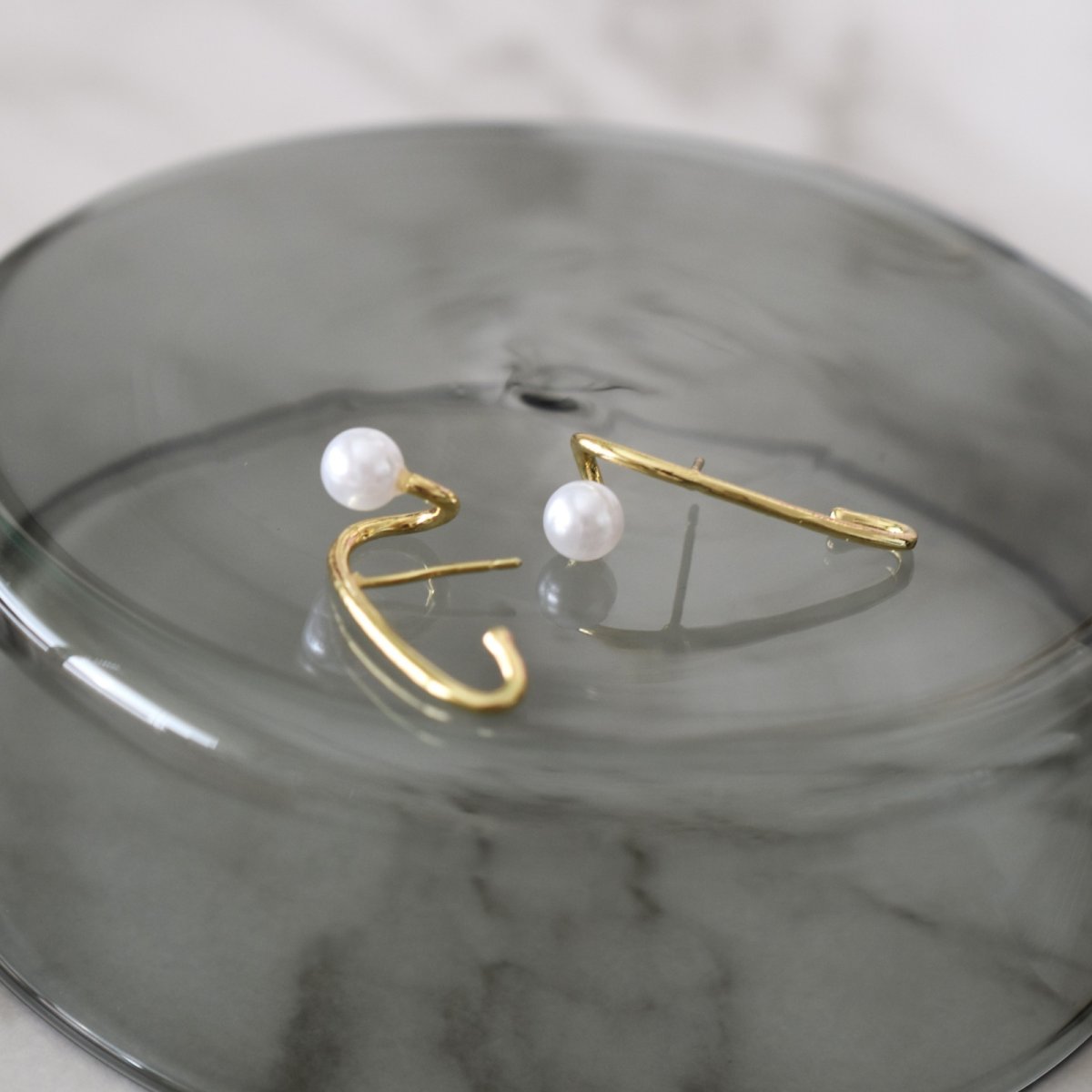 画像2: 春の新作【金属アレルギー対応・限定5】小さな パール カフデザイン SV925スタッドピアス  (2)