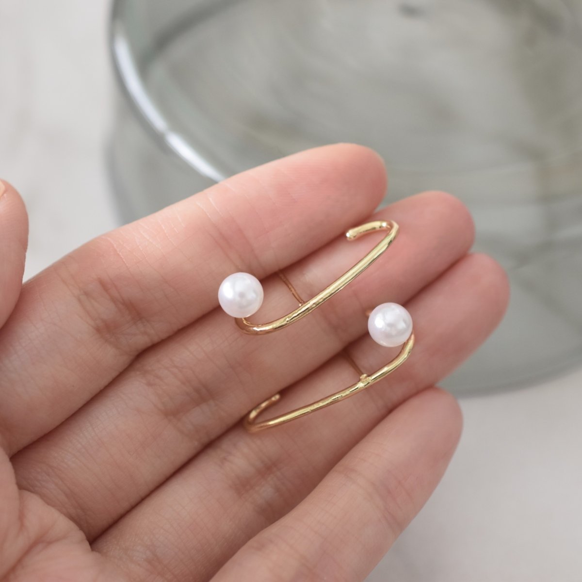 画像4: 春の新作【金属アレルギー対応・限定5】小さな パール カフデザイン SV925スタッドピアス  (4)
