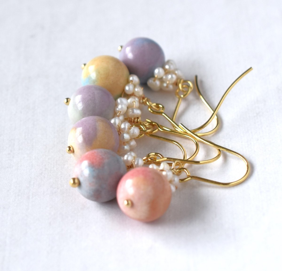 画像2: 夏の新作【各限定数のみ】希少石！　マカロンカラー　アラシャンアゲート　サージカルステンレスフックピアス  (2)