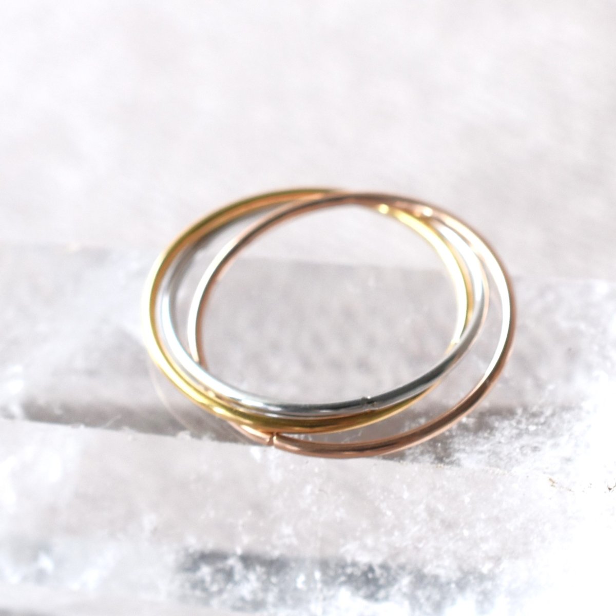 画像2: 夏の新作【つけっぱなしOK！】極細　華奢　トリニティ　サージカルステンレス　3色　3連リング  (2)