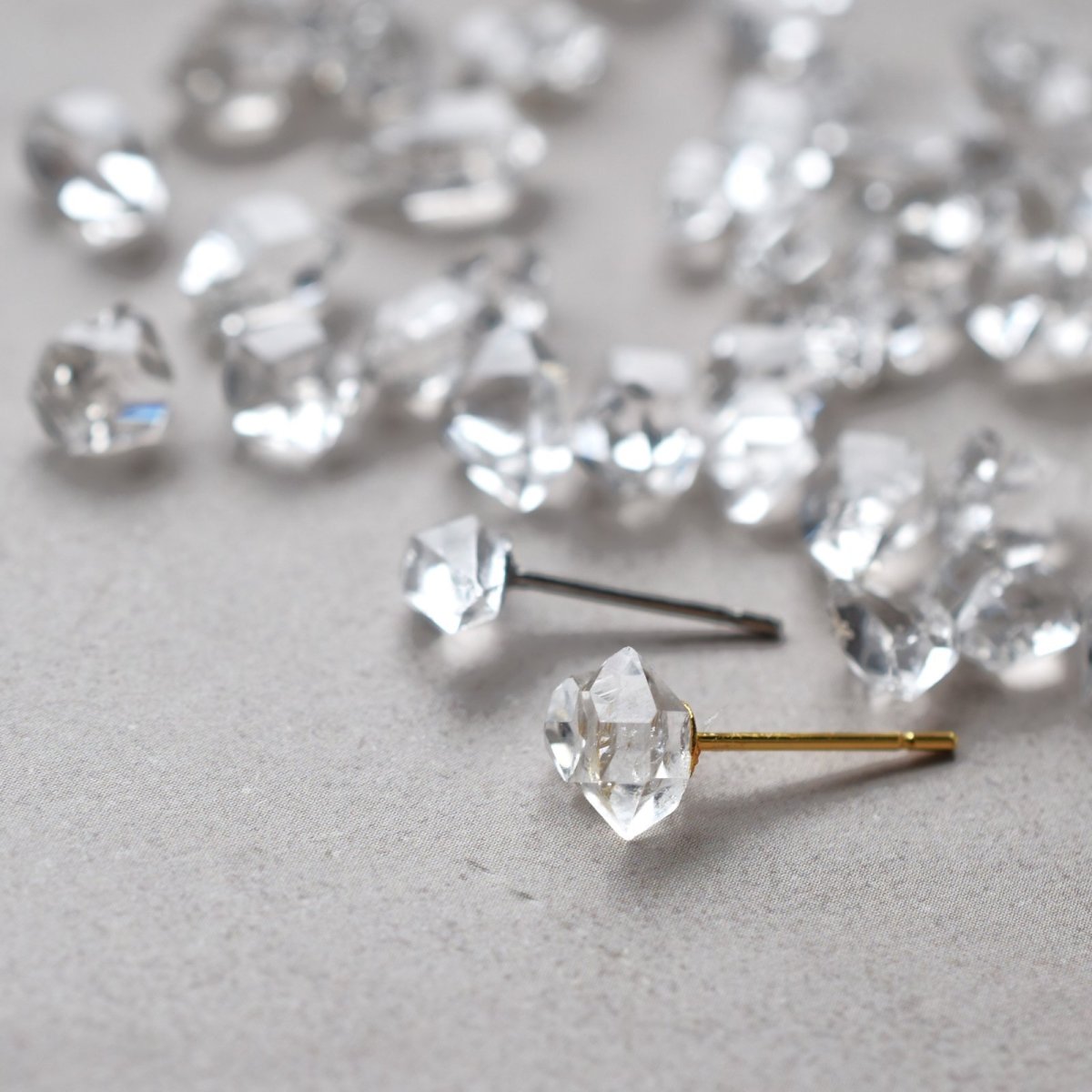 画像2: 夏の新作【片耳・両耳選べる】煌めく一粒　NYハーキマーダイヤモンドクォーツ　サージカルステンレス　スタッドピアス  (2)