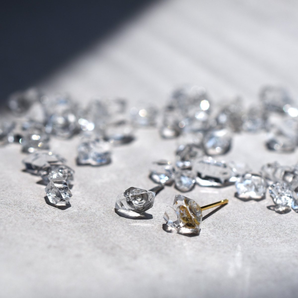 画像6: 夏の新作【片耳・両耳選べる】煌めく一粒　NYハーキマーダイヤモンドクォーツ　サージカルステンレス　スタッドピアス  (6)