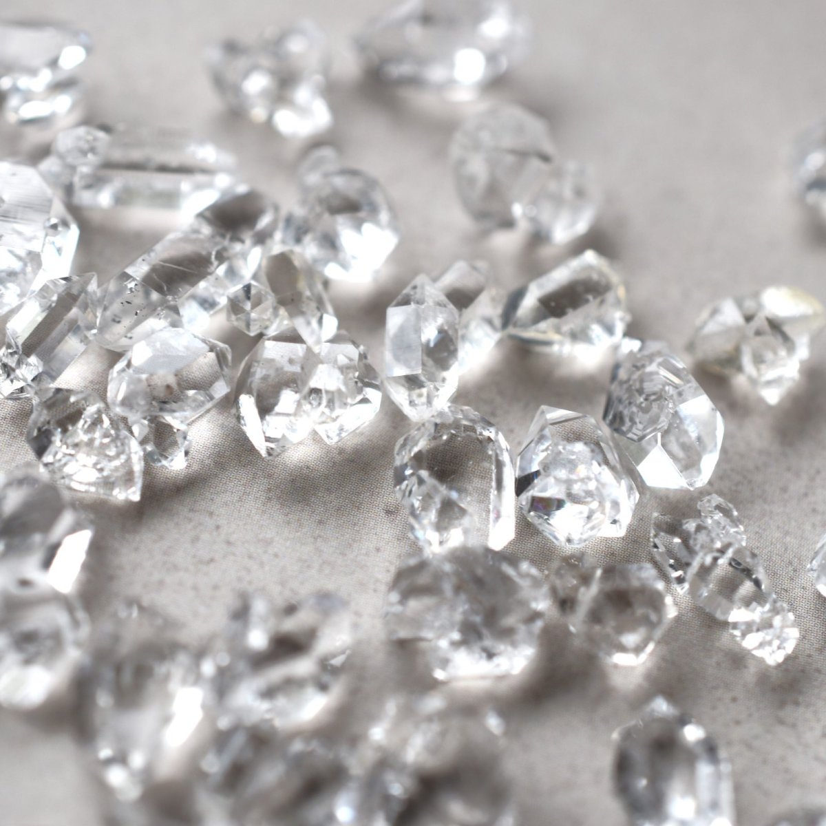 画像4: 夏の新作【片耳・両耳選べる】煌めく一粒　NYハーキマーダイヤモンドクォーツ　サージカルステンレス　スタッドピアス  (4)