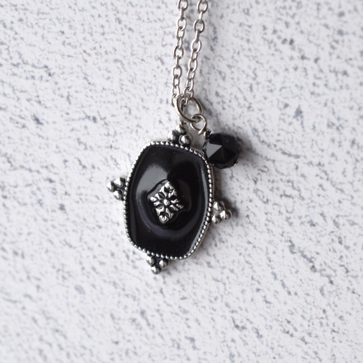 画像8: シルバー追加！【再入荷】人気！　 お守り　モリオン　付き　エンブレムブラックチャーム　　サージカルステンレスネックレス40cm  (8)
