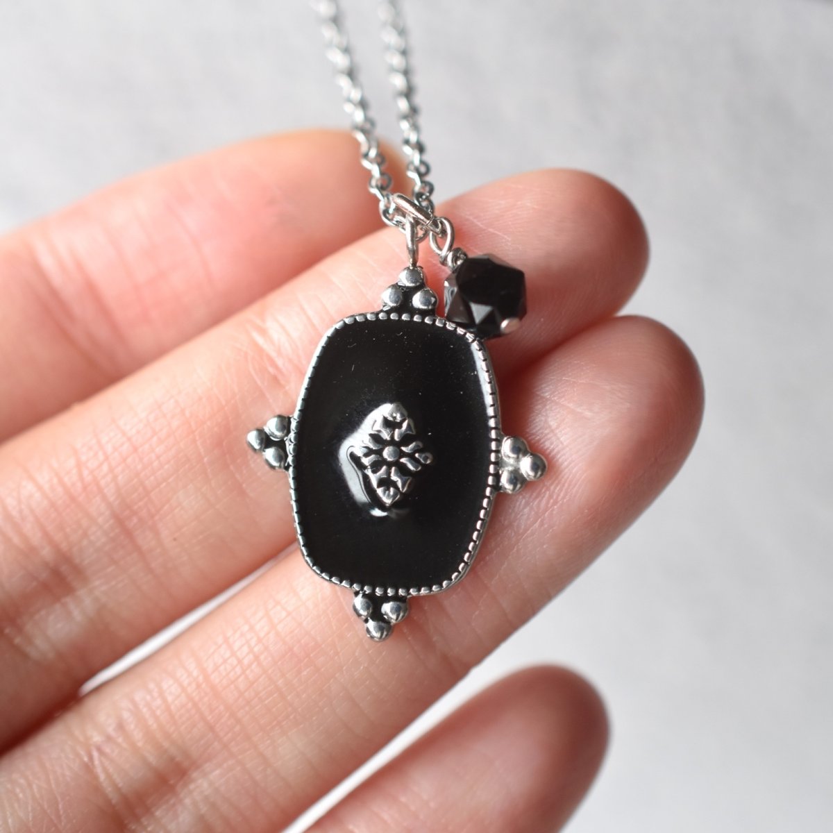 画像11: シルバー追加！【再入荷】人気！　 お守り　モリオン　付き　エンブレムブラックチャーム　　サージカルステンレスネックレス40cm  (11)