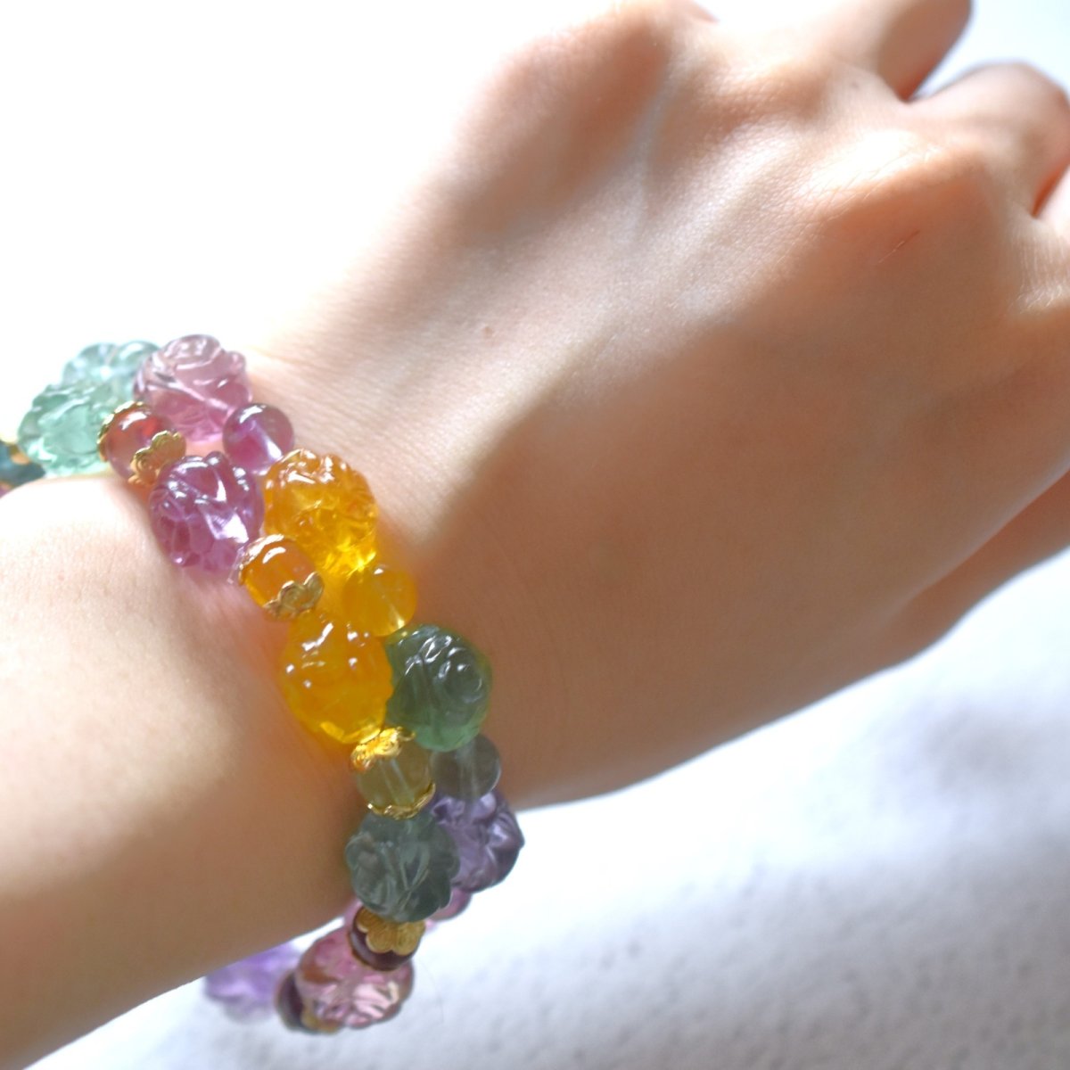 画像11: 夏の新作【残り6】薔薇の季節に キャンディーカラー♪ フローライト ローズ お守り ブレスレット   (11)