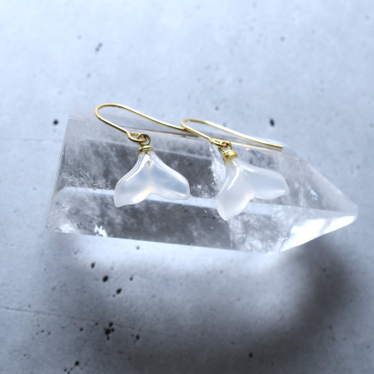 画像6: 夏の新作【ハワイの白鯨】ホエールテール　ホワイトカルセドニー　サージカルステンレスフックピアス  (6)