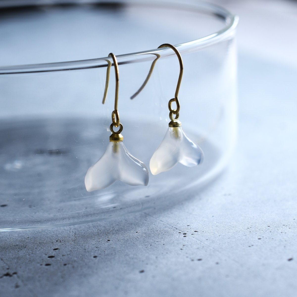 画像2: 夏の新作【ハワイの白鯨】ホエールテール　ホワイトカルセドニー　サージカルステンレスフックピアス  (2)