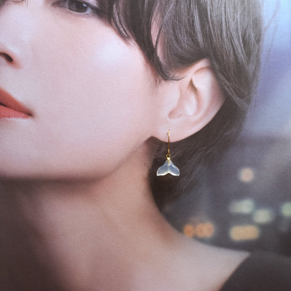 画像9: 夏の新作【ハワイの白鯨】ホエールテール　ホワイトカルセドニー　サージカルステンレスフックピアス  (9)