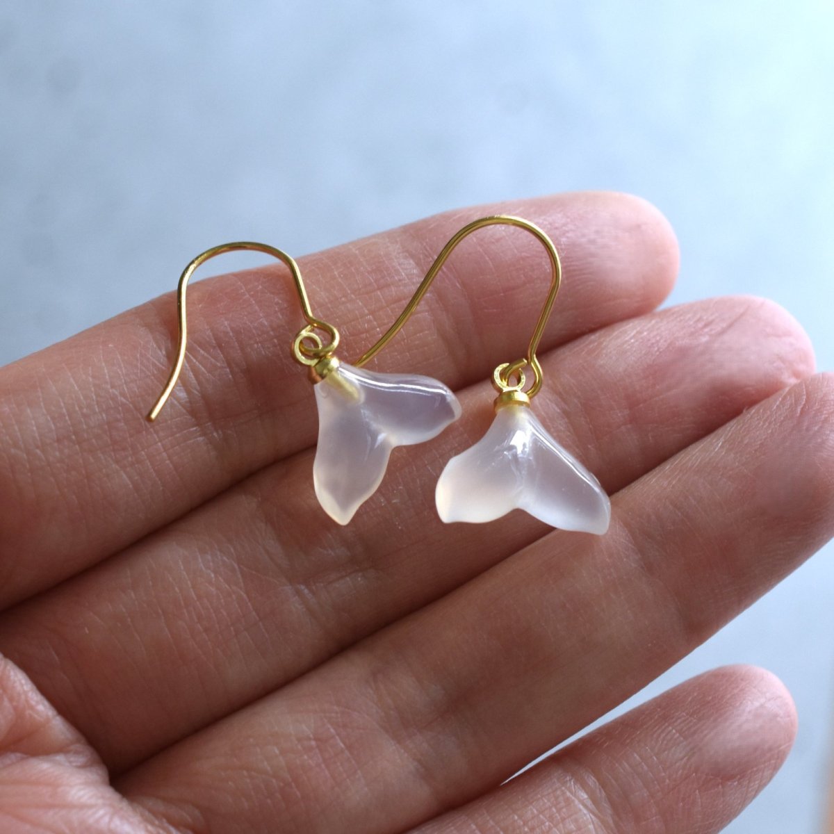 画像5: 夏の新作【ハワイの白鯨】ホエールテール　ホワイトカルセドニー　サージカルステンレスフックピアス  (5)