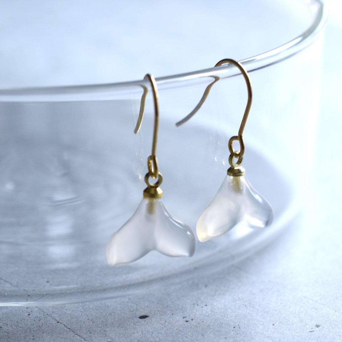 画像4: 夏の新作【ハワイの白鯨】ホエールテール　ホワイトカルセドニー　サージカルステンレスフックピアス  (4)