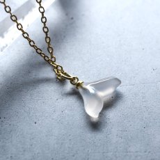 画像1: 夏の新作【ハワイの白鯨】ホエールテール　ホワイトカルセドニー　サージカルステンレス40cm/ペンダントトップ  (1)