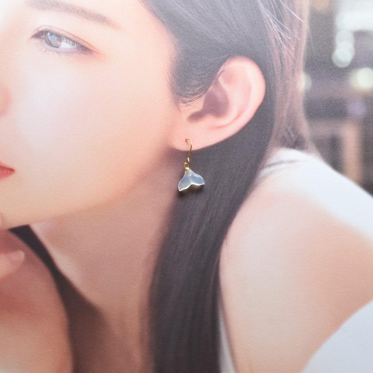 画像8: 夏の新作【ハワイの白鯨】ホエールテール　ホワイトカルセドニー　サージカルステンレスフックピアス  (8)