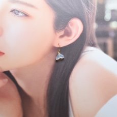 画像8: 夏の新作【ハワイの白鯨】ホエールテール　ホワイトカルセドニー　サージカルステンレスフックピアス  (8)