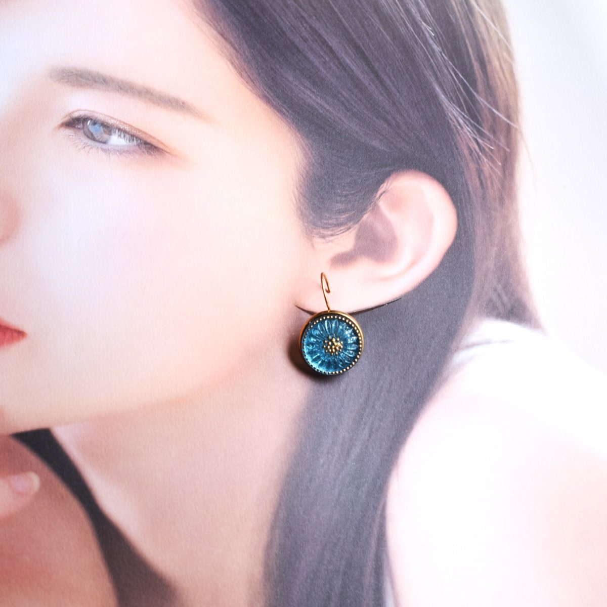 画像7: Creema特集掲載【残り８】アクアブルー　チェコガラス　カボション　サージカルステンレスピアス  (7)