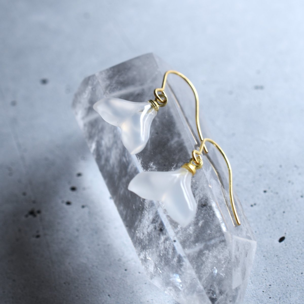 画像3: 夏の新作【ハワイの白鯨】ホエールテール　ホワイトカルセドニー　サージカルステンレスフックピアス  (3)