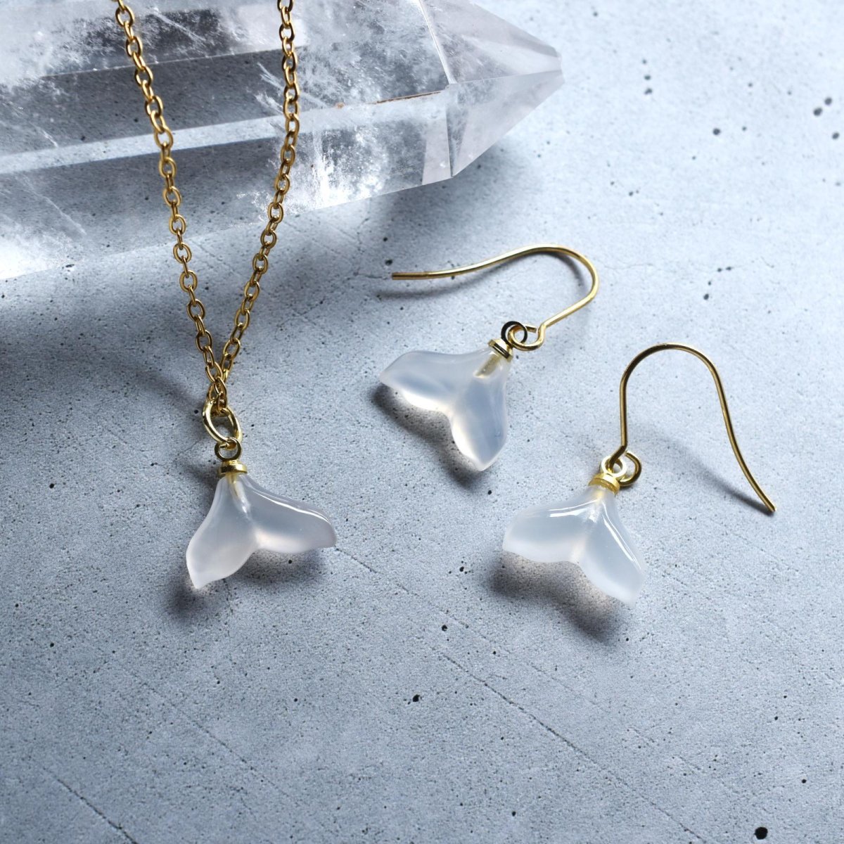 画像11: 夏の新作【ハワイの白鯨】ホエールテール　ホワイトカルセドニー　サージカルステンレスフックピアス  (11)