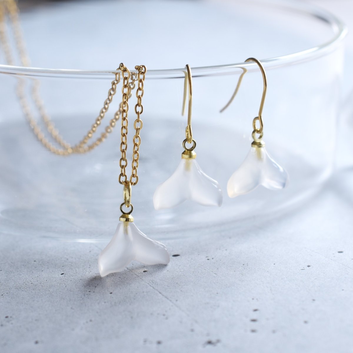 画像7: 夏の新作【ハワイの白鯨】ホエールテール　ホワイトカルセドニー　サージカルステンレスフックピアス  (7)