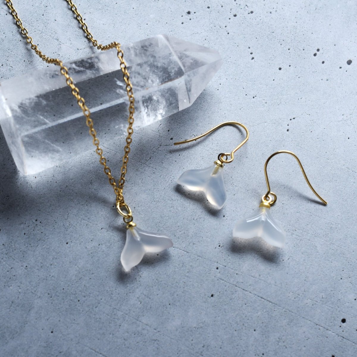 画像10: 夏の新作【ハワイの白鯨】ホエールテール　ホワイトカルセドニー　サージカルステンレスフックピアス  (10)