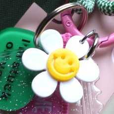 画像11: Creema特集掲載【選べる】スマイルデイジー　ピンク×グリーン　カラビナ　バッグチャーム・カードホルダー・スマホ  (11)