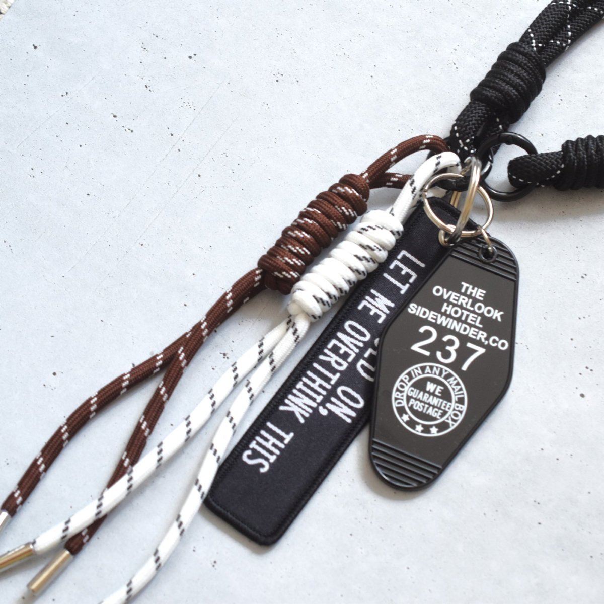 画像2: 夏の新作【残り2】ブラウン×ホワイトコード　ブラック　ハンドストラップ・スマホホルダー・バッグチャーム   (2)