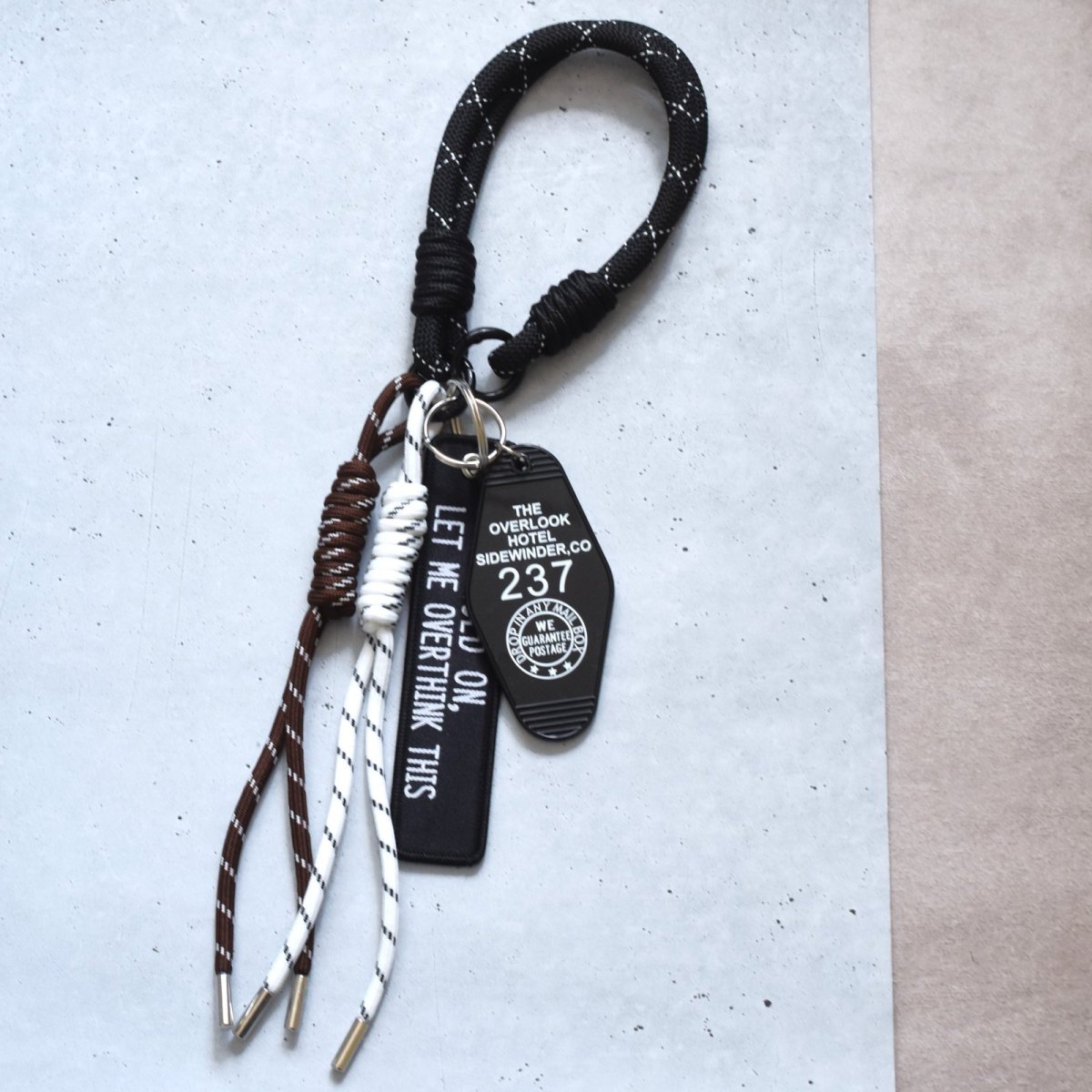 画像9: 夏の新作【残り2】ブラウン×ホワイトコード　ブラック　ハンドストラップ・スマホホルダー・バッグチャーム   (9)