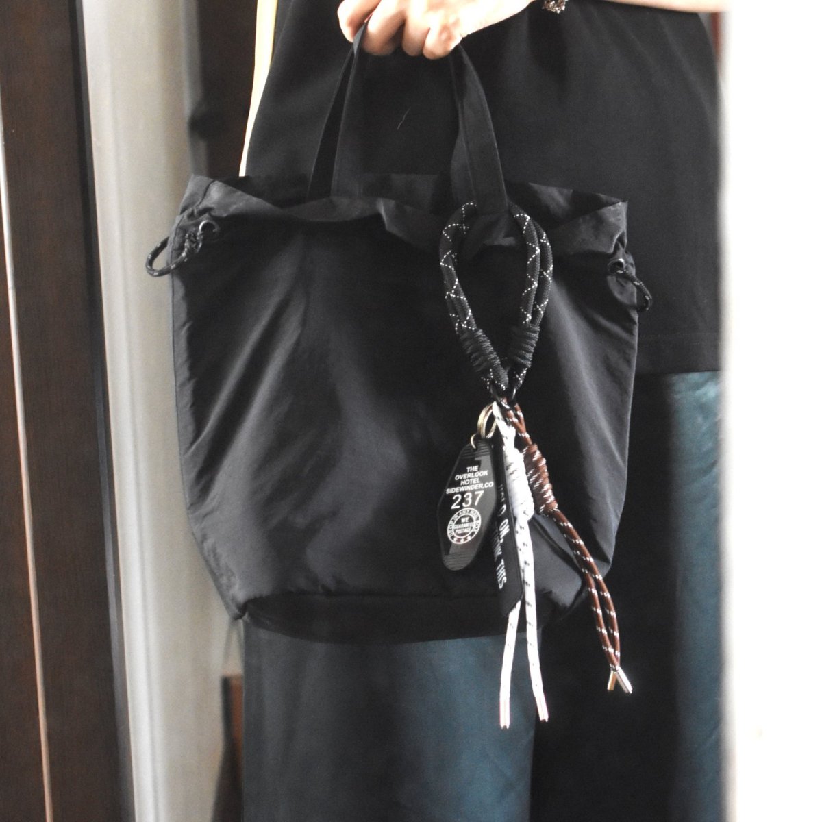 画像11: 夏の新作【残り2】ブラウン×ホワイトコード　ブラック　ハンドストラップ・スマホホルダー・バッグチャーム   (11)