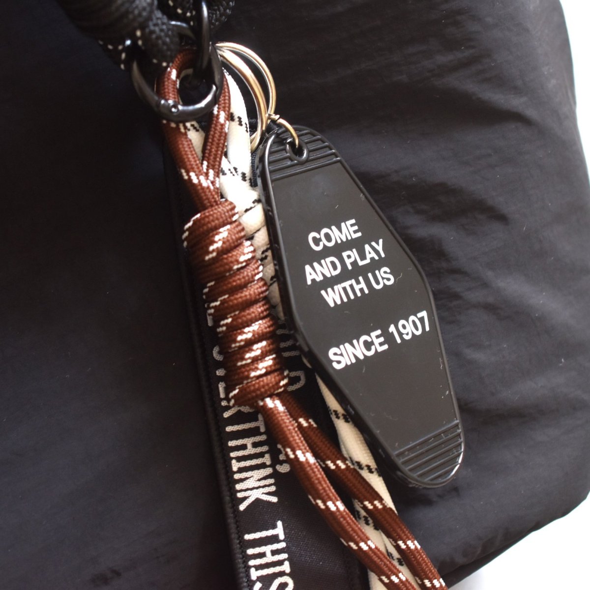 画像8: 夏の新作【残り2】ブラウン×ホワイトコード　ブラック　ハンドストラップ・スマホホルダー・バッグチャーム   (8)