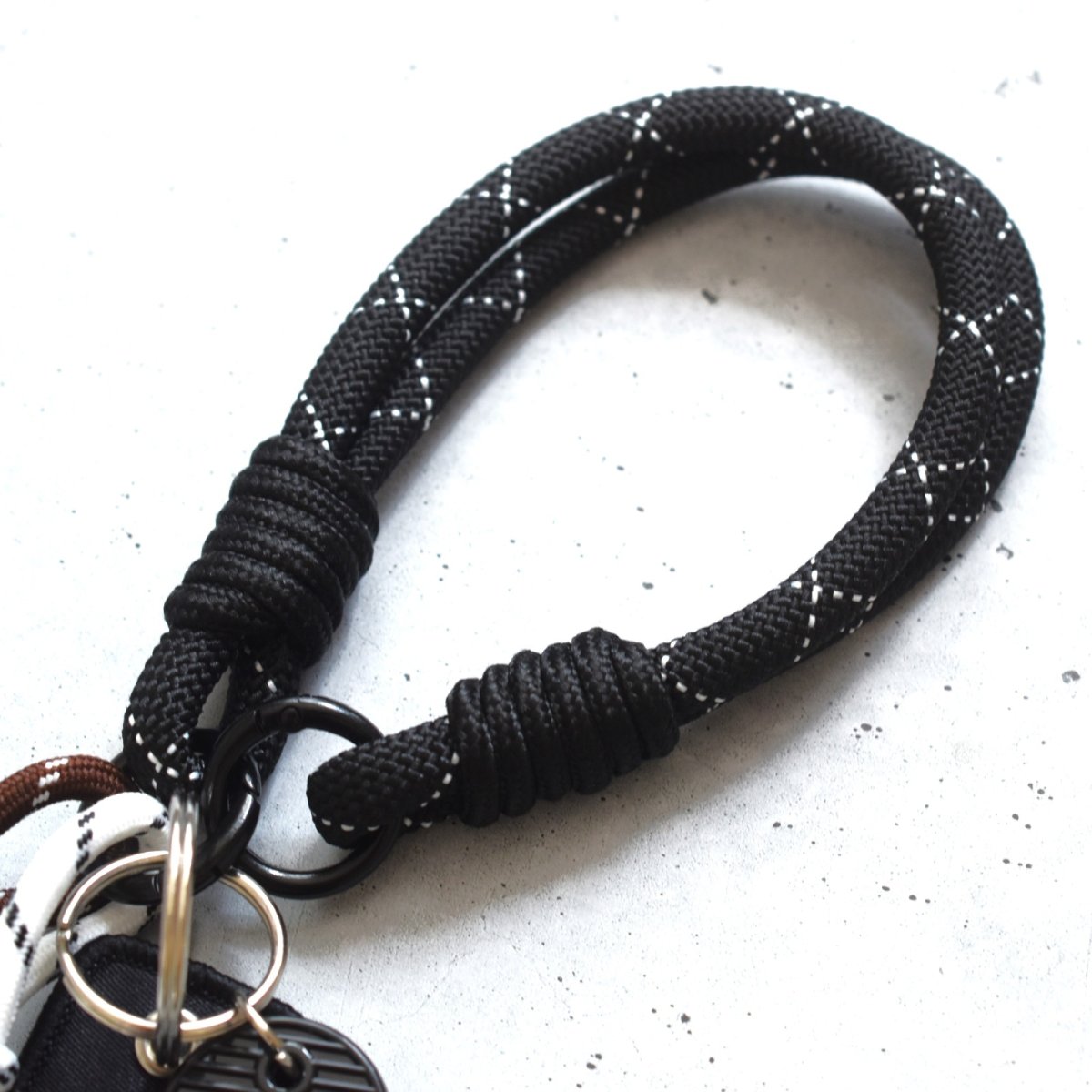 画像6: 夏の新作【残り2】ブラウン×ホワイトコード　ブラック　ハンドストラップ・スマホホルダー・バッグチャーム   (6)